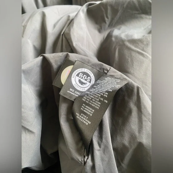 Aritzia TNA The Super Puff₂O™ Mid In Coal Grey - Picture 16 of 16